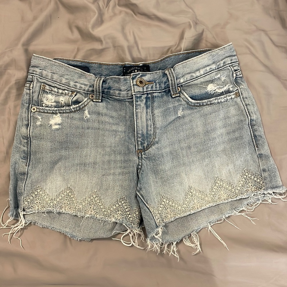 Lucky brand cutoff light wash embroidered denim shorts, size 2 / 26